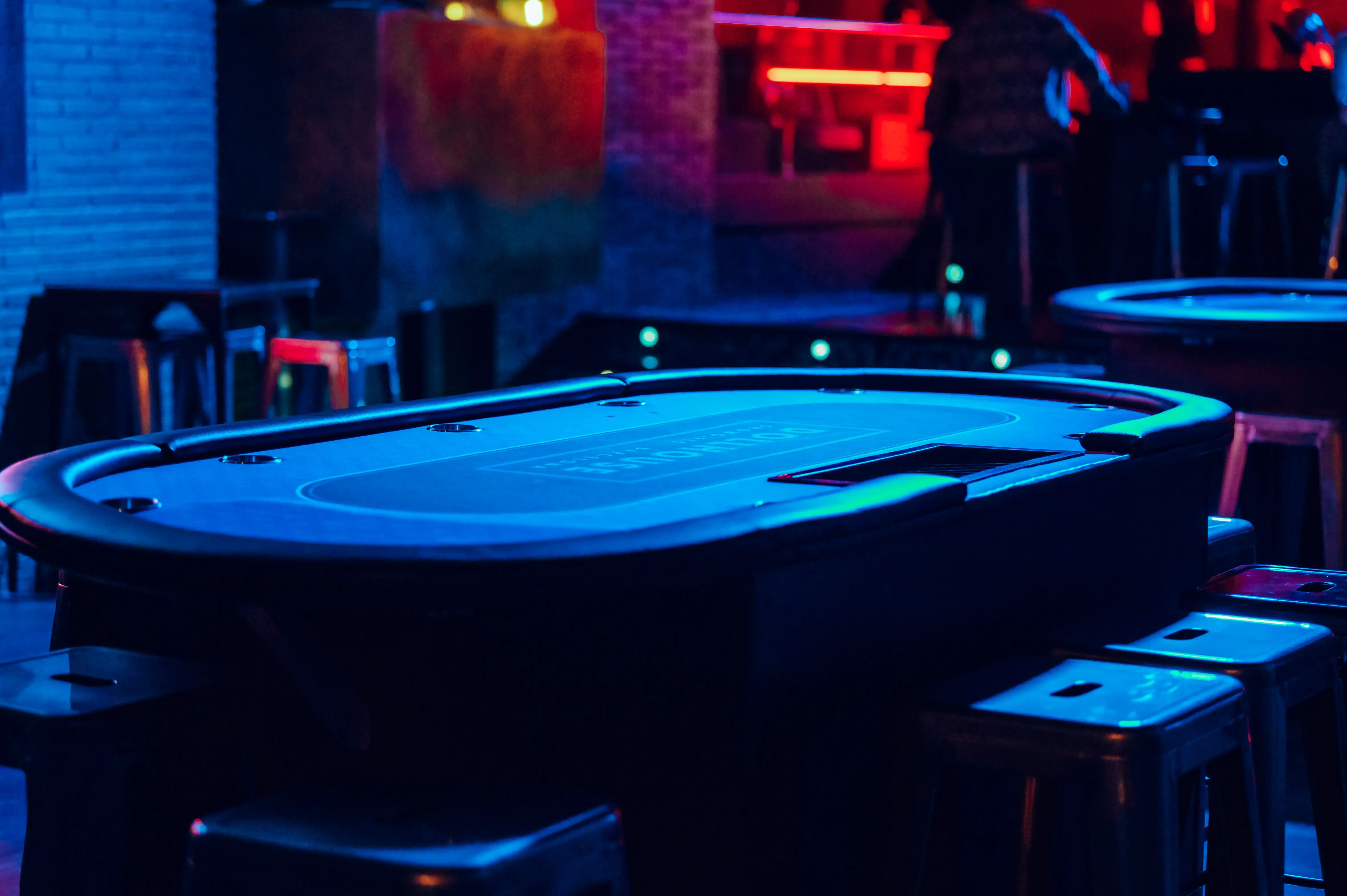 Tavolo da gioco in un Bordello Barcellona con luci soffuse e atmosfera notturnaS